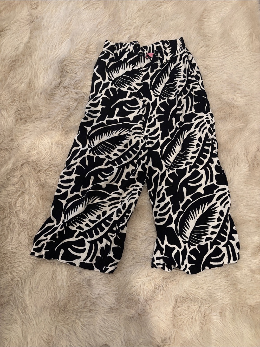 Rose & Olive Black and White Tropical Print Wide Leg crop pant
